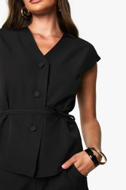 Gilet ajusté ceinturé à manches cap