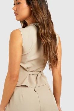Gilet asymétrique réglable à l'arrière