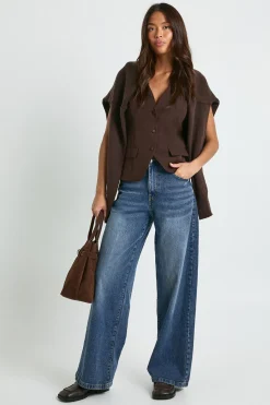 Gilet cintré avec détails de garniture en boutons