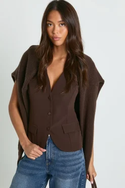 Gilet cintré avec détails de garniture en boutons