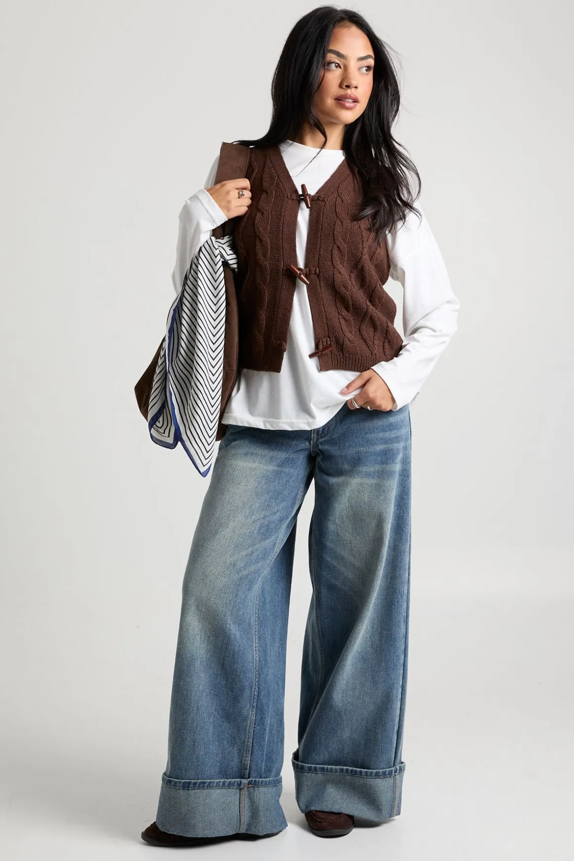 Gilet en maille côtelée à bouton bascule
