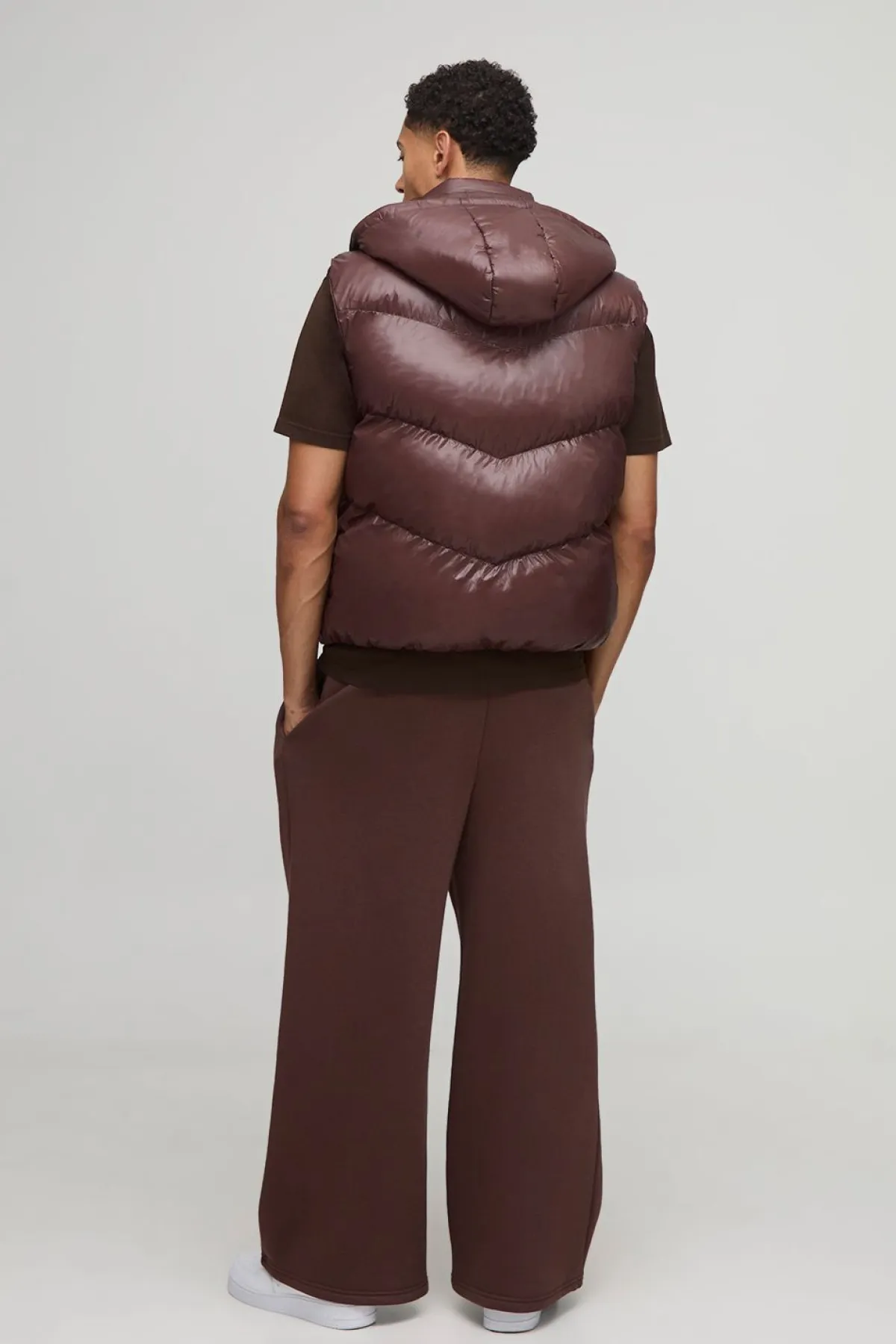 boohooMAN Gilet puffer coupe régulière, finition brillante, à panneaux, doté d'une capuche et d'un col entonnoir<Homme Manteaux Et Vestes