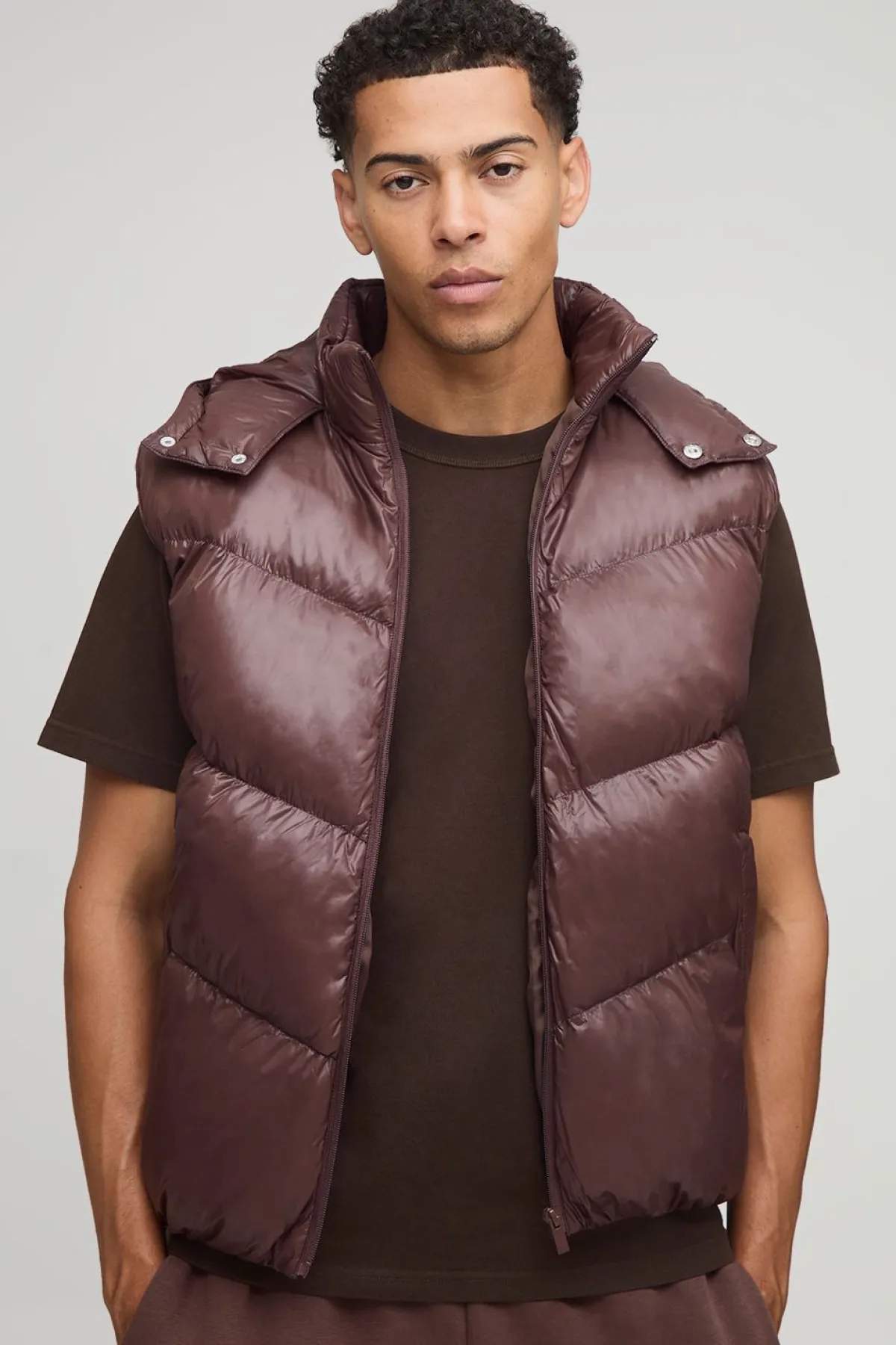 boohooMAN Gilet puffer coupe régulière, finition brillante, à panneaux, doté d'une capuche et d'un col entonnoir<Homme Manteaux Et Vestes
