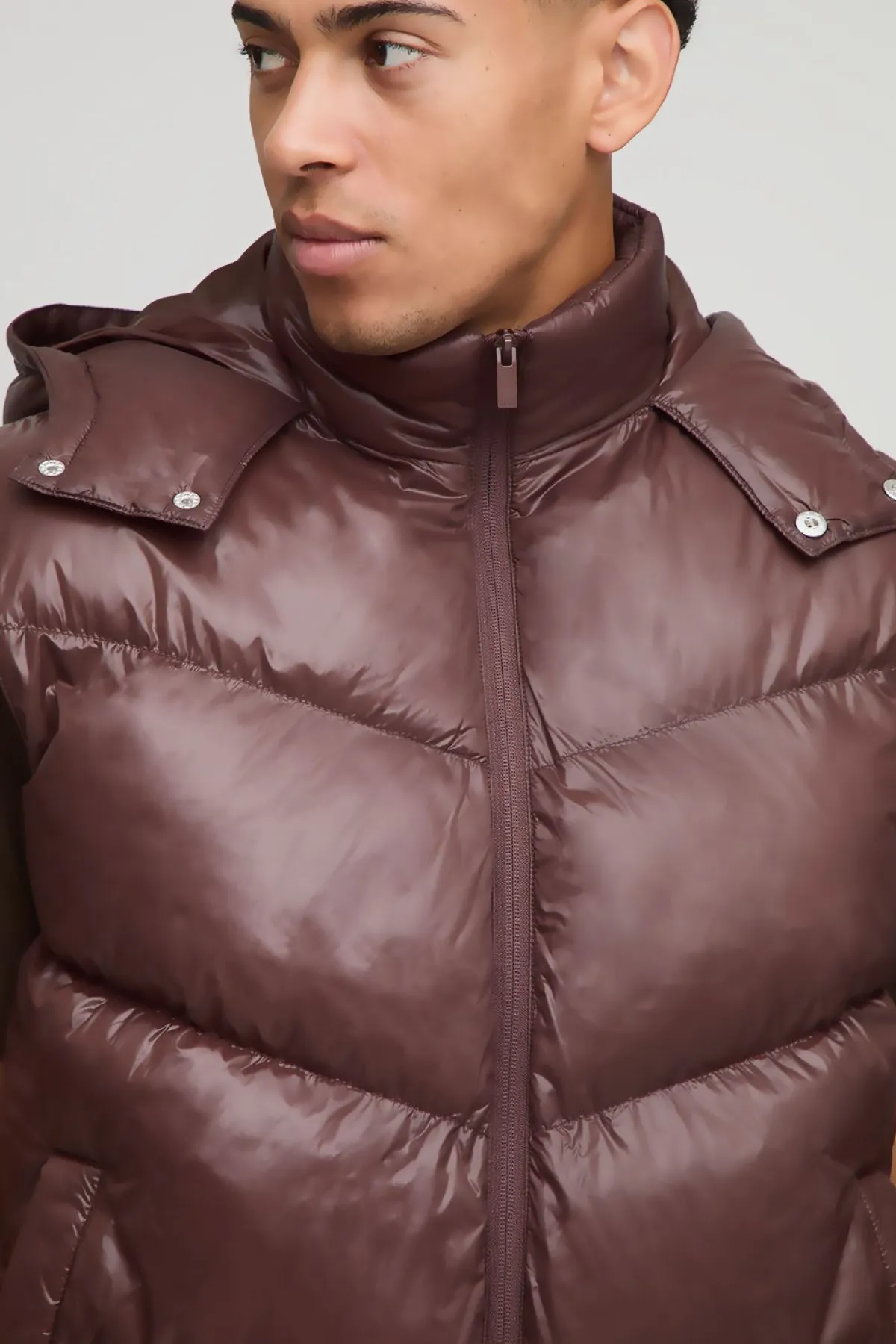 boohooMAN Gilet puffer coupe régulière, finition brillante, à panneaux, doté d'une capuche et d'un col entonnoir<Homme Manteaux Et Vestes