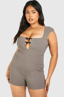 boohoo Grande taille - Combishort à manches capées et nœud<Femme Combinaisons Et Combishorts