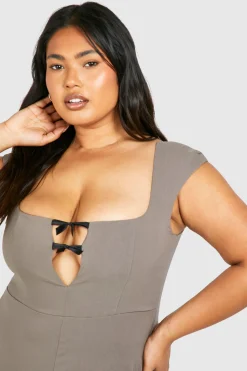 boohoo Grande taille - Combishort à manches capées et nœud<Femme Combinaisons Et Combishorts