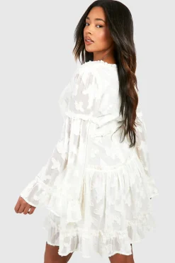 boohoo Grande taille - Robe courte à volants et motif jacquard<Femme Robes Patineuses|Robes À Manches Longues