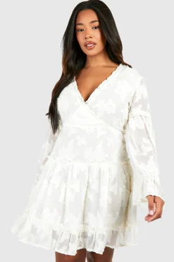 boohoo Grande taille - Robe courte à volants et motif jacquard<Femme Robes Patineuses|Robes À Manches Longues