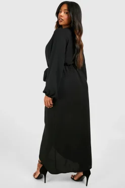 boohoo Grande taille - Robe longue satinée texturée<Femme Robes À Manches Longues|Robes