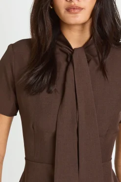 Haut Ajusté À Basque Avec Détail Foulard