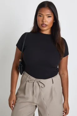 boohoo Haut Ajusté Côtelé À Manches Courtes Basique Grande Taille<Femme Basiques|Tops