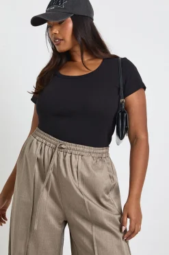 boohoo Haut Ajusté Grande Taille Côtelé À Encolure Dégagée Et Manches Courtes<Femme Basiques|Tops