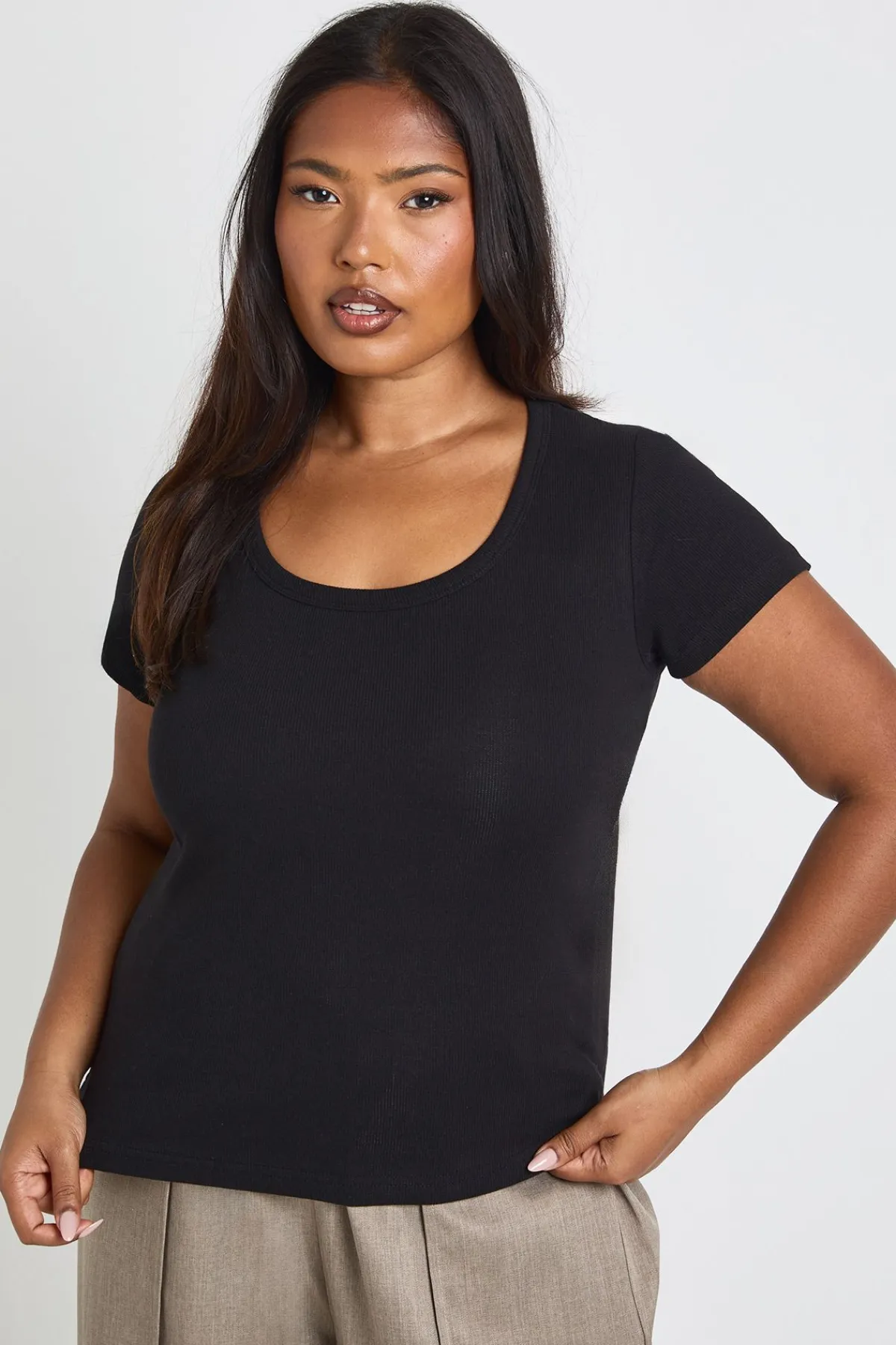 boohoo Haut Ajusté Grande Taille Côtelé À Encolure Dégagée Et Manches Courtes<Femme Basiques|Tops