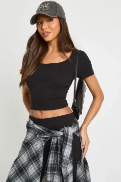 boohoo Haut Ajusté À Manches Courtes En Côtes Avec Encolure Ronde<Femme Basiques|Tops