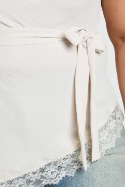 Haut Asymétrique Grande Taille Col Bénitier Taille Nouée Ourlet En Dentelle