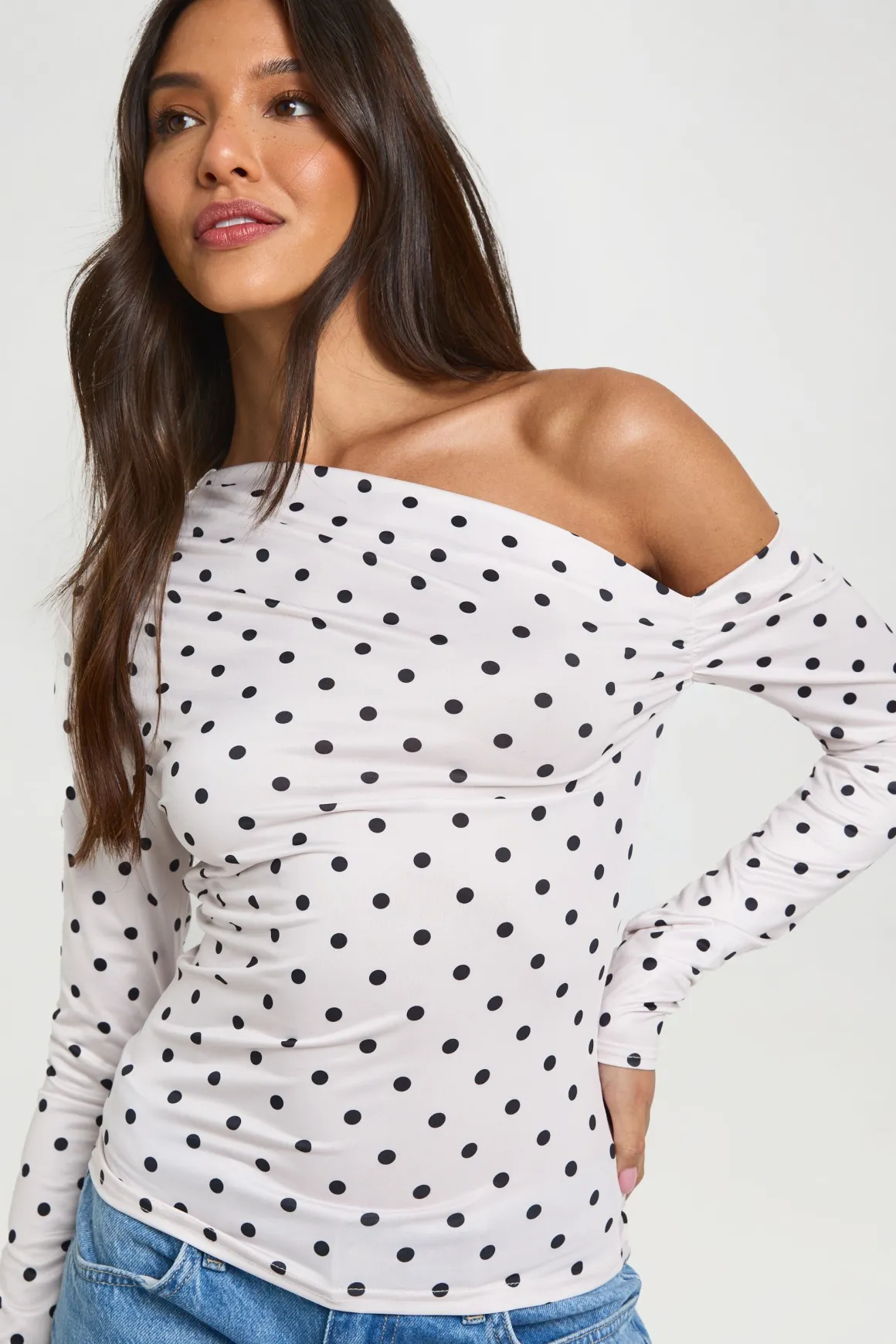 Haut Asymétrique À Pois Une Épaule