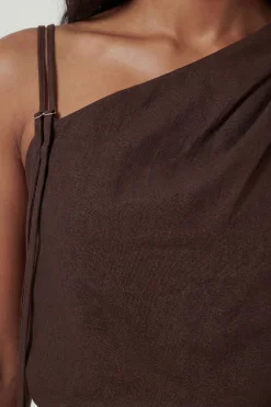 Haut Asymétrique À Une Épaule En Modal Ensemble Coordonné
