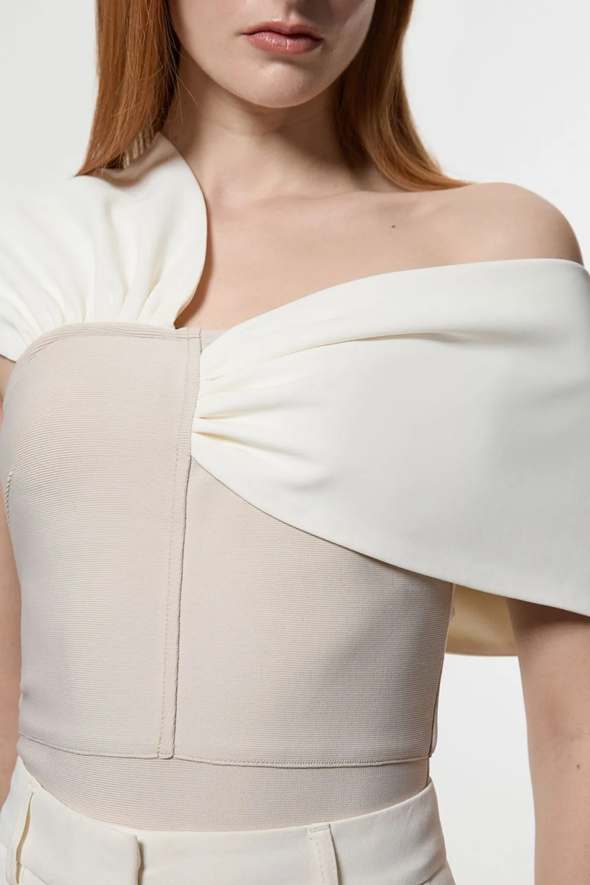 Haut Bandage Tricoté à Bretelle Asymétrique Près du Corps