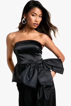 Haut bandeau en satin avec détails de nœud et pompon