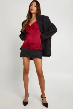 Haut camisole en satin avec bordure en dentelle