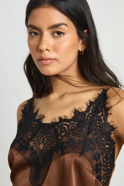 boohoo Haut Caraco en Satin avec Fentes Latérales en Dentelle<Femme Looks Chocolat|Satin Et Dentelle