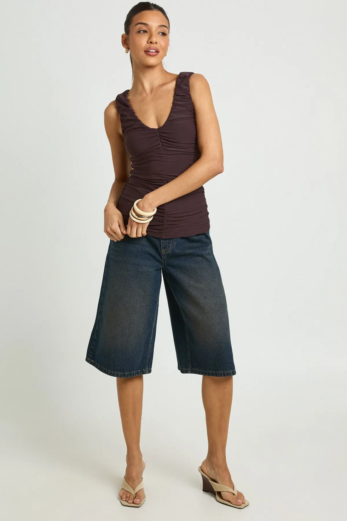 boohoo Haut Débardeur À Col V Froncé<Femme Looks Chocolat|Tops