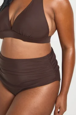 boohoo Haut De Bikini Grande Taille Décolleté Plongeant À Col Licou Plus Essentials<Femme Looks Chocolat|Tenues De Plage