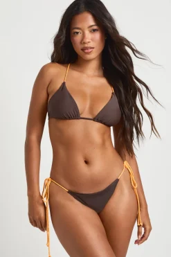 Haut De Bikini Plongeant Avec Détails Cordage Et Finitions Dorées Et Bas De Bikini À Nouer Sur Les Côtés
