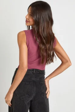 Haut à double couche en maille transparente froncée à l'avant
