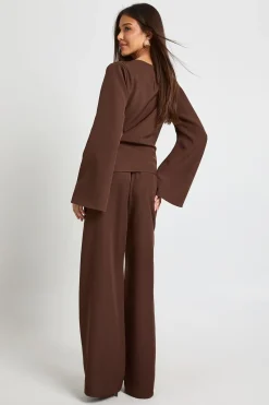 boohoo Haut drapé asymétrique & pantalon à jambe évasée coordonné<Femme Looks Chocolat|Ensembles
