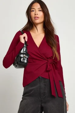 Haut drapé à l'avant et noué à la taille