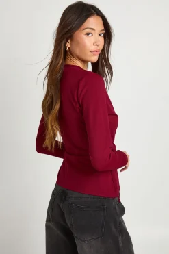 Haut drapé à l'avant et noué à la taille