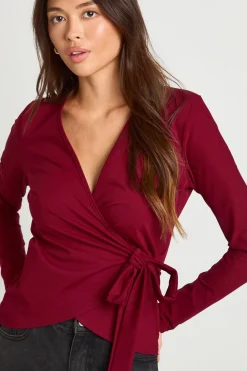 Haut drapé à l'avant et noué à la taille