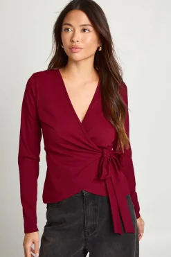 Haut drapé à l'avant et noué à la taille