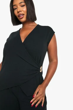Haut drapé à manches cap orné d'une bordure dorée et pantalon à jambes larges