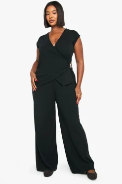 Haut drapé à manches cap orné d'une bordure dorée et pantalon à jambes larges