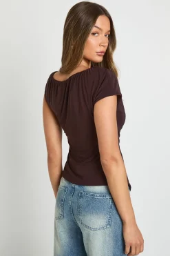 Haut à encolure bateau à double couche en tissu fluide avec détail de nouage enveloppant