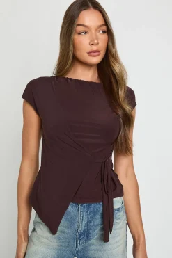 Haut à encolure bateau à double couche en tissu fluide avec détail de nouage enveloppant
