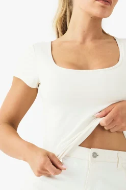 Haut à encolure en cœur intégrée et aux manches cap rembourrées, d'une douceur beurrée