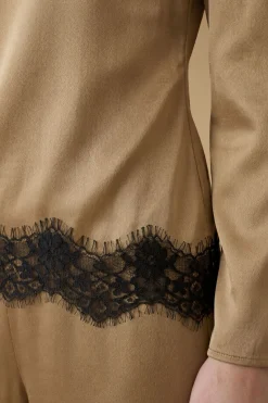Haut En Crêpe Envers Satin Avec Bordure En Dentelle Noire