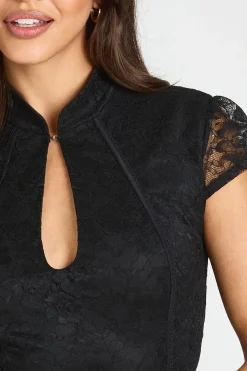 boohoo Haut En Dentelle À Manches Courtes Avec Découpe<Femme Satin Et Dentelle|Tops