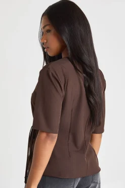 Haut en marl tissé avec détails de nœud et taille cintrée