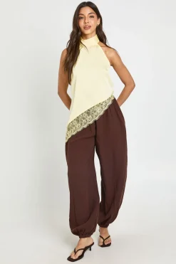 boohoo Haut En Satin Col Montant Avec Finition En Dentelle<Femme Satin Et Dentelle|Tops