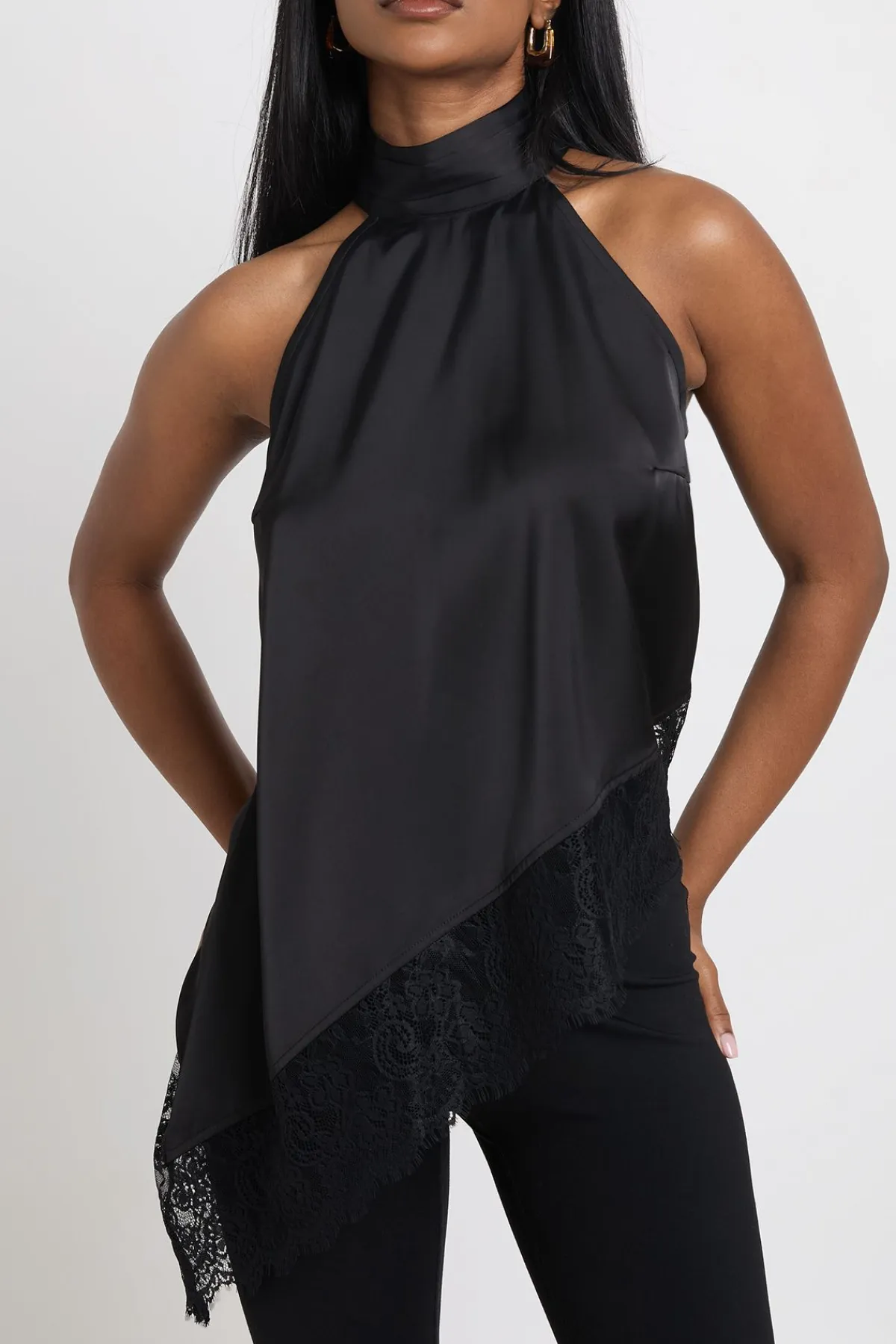boohoo Haut En Satin À Col Montant Avec Finition En Dentelle<Femme Satin Et Dentelle|Tops