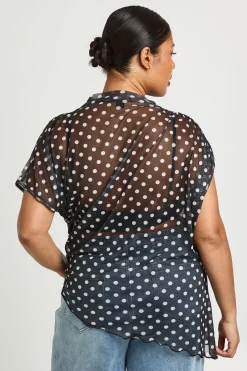 boohoo Haut Grande Taille Asymétrique En Mesh À Pois Avec Col Montant Et Fronces Latérales<Femme Pois|Tops