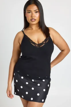 Haut Grande Taille Avec Bordure En Dentelle Et Encolure Nouée