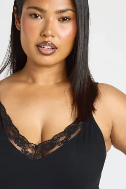 Haut Grande Taille Avec Bordure En Dentelle Et Encolure Nouée