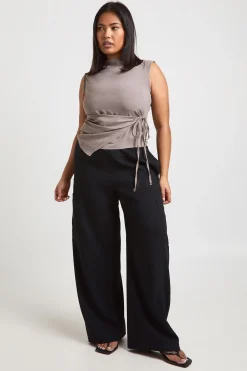 boohoo Haut Grande Taille à Col Bénitier avec Nœud Devant et Ourlet Asymétrique<Femme Tops