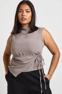 boohoo Haut Grande Taille à Col Bénitier avec Nœud Devant et Ourlet Asymétrique<Femme Tops