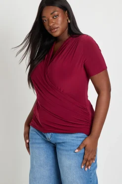 Haut Grande Taille À Double Couche Slinky Col Bénitier Court Manches Courtes Avec Fronces